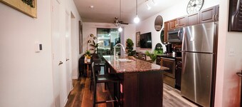 Prime Location: Stylish 1BR Apt in The Domain