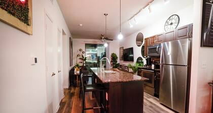 Prime Location: Stylish 1BR Apt in The Domain