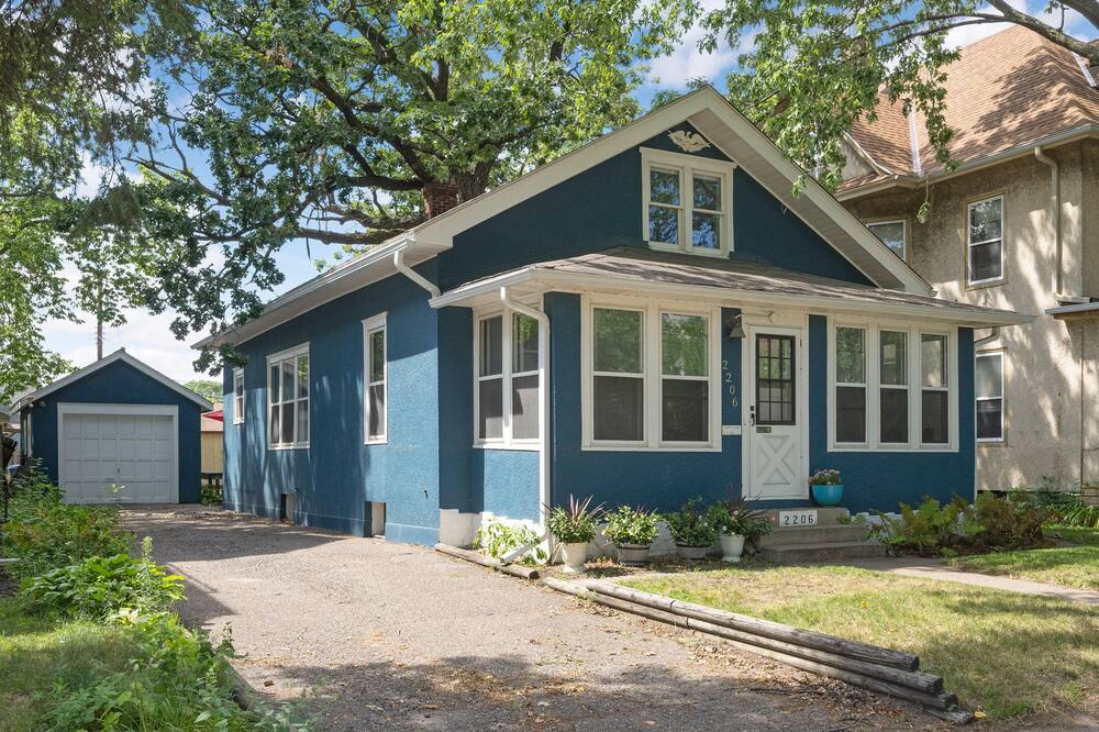 Cozy Blue House in the hub of NE Minneapolis. A home away from home