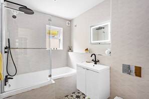 Combined shower/bathtub, hair dryer, towels