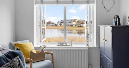 Bumble Cottage - a coastal cottage in the small Devonshire village of Torcross within steps from th