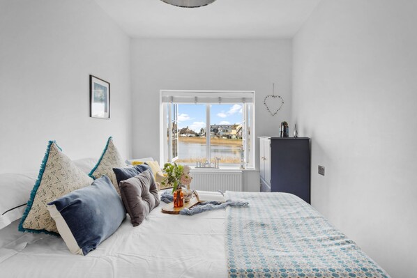 4 habitaciones, tabla de planchar con plancha, cuna de viaje y internet