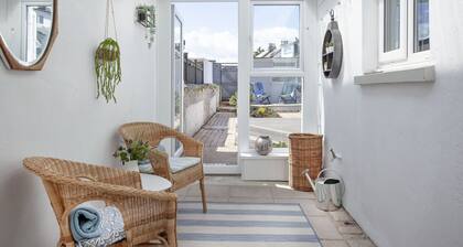 Admirals - a cottage cottage is within a short walk of Brixham harbour, quay, Battery Gardens and