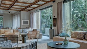 Lobby-lounge