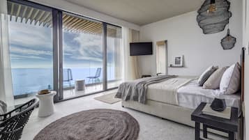 Habitación doble, para no fumadores, vista al mar | Minibar, caja de seguridad en la habitación y escritorio