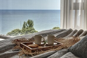 Frigobar, cofres nos quartos, escrivaninha, berços grátis