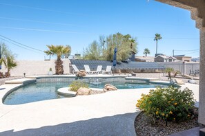View from the back patio - 🔆✨Brand new rental available for Summer Months🔆✨Pool, Lake, Downtown! (Lake Havasu City)