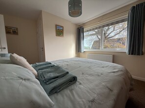 3 bedrooms, iron/ironing board, travel cot, free WiFi - Willow-Oak (Seaview)