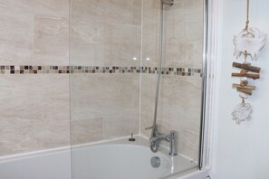 Bathtub, hair dryer, towels - Willow-Oak (Seaview)