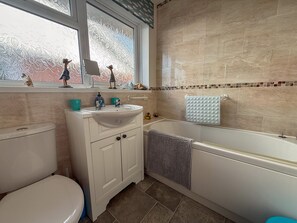 Bathtub, hair dryer, towels - Willow-Oak (Seaview)