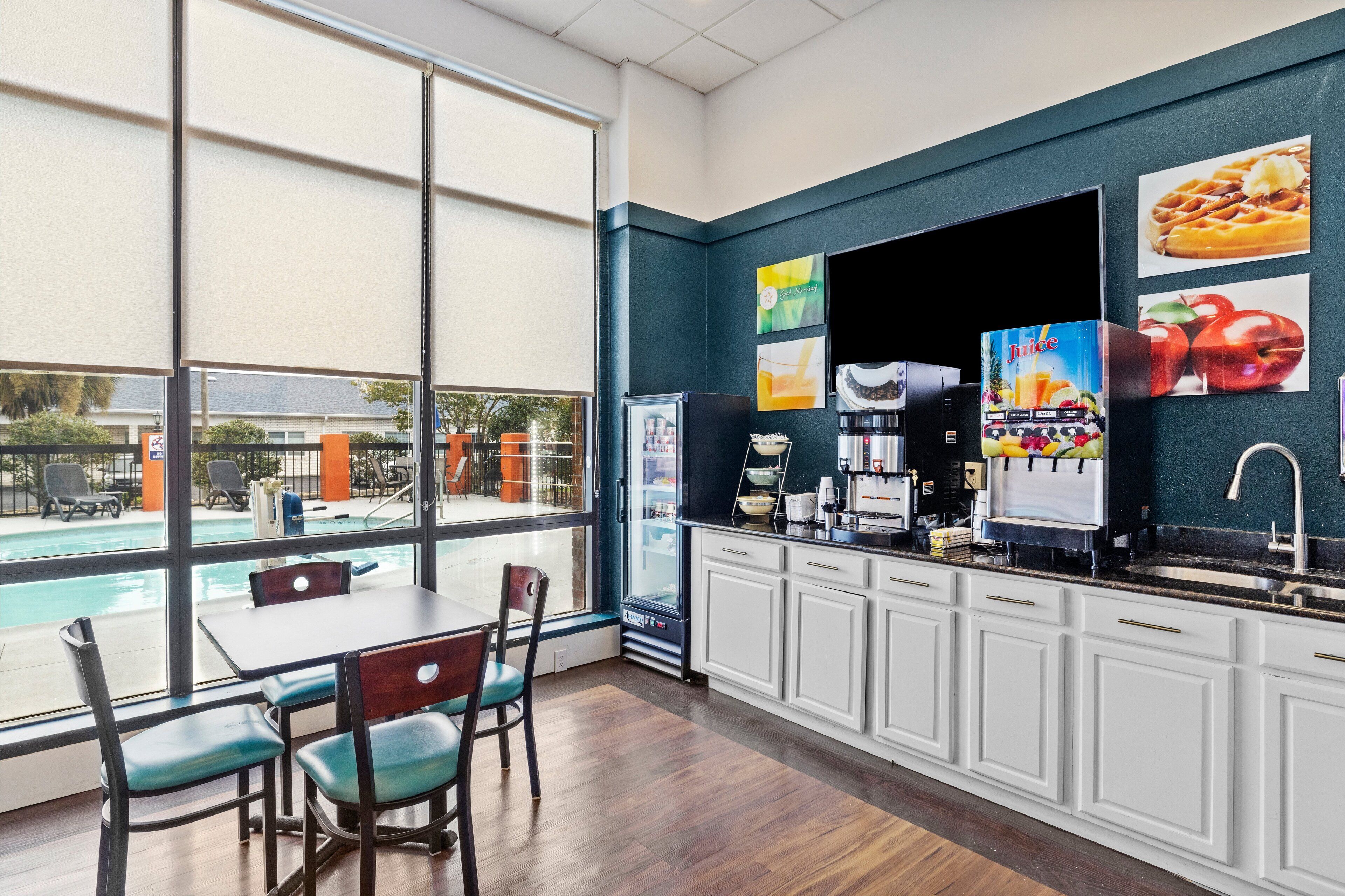 Free daily continental breakfast 