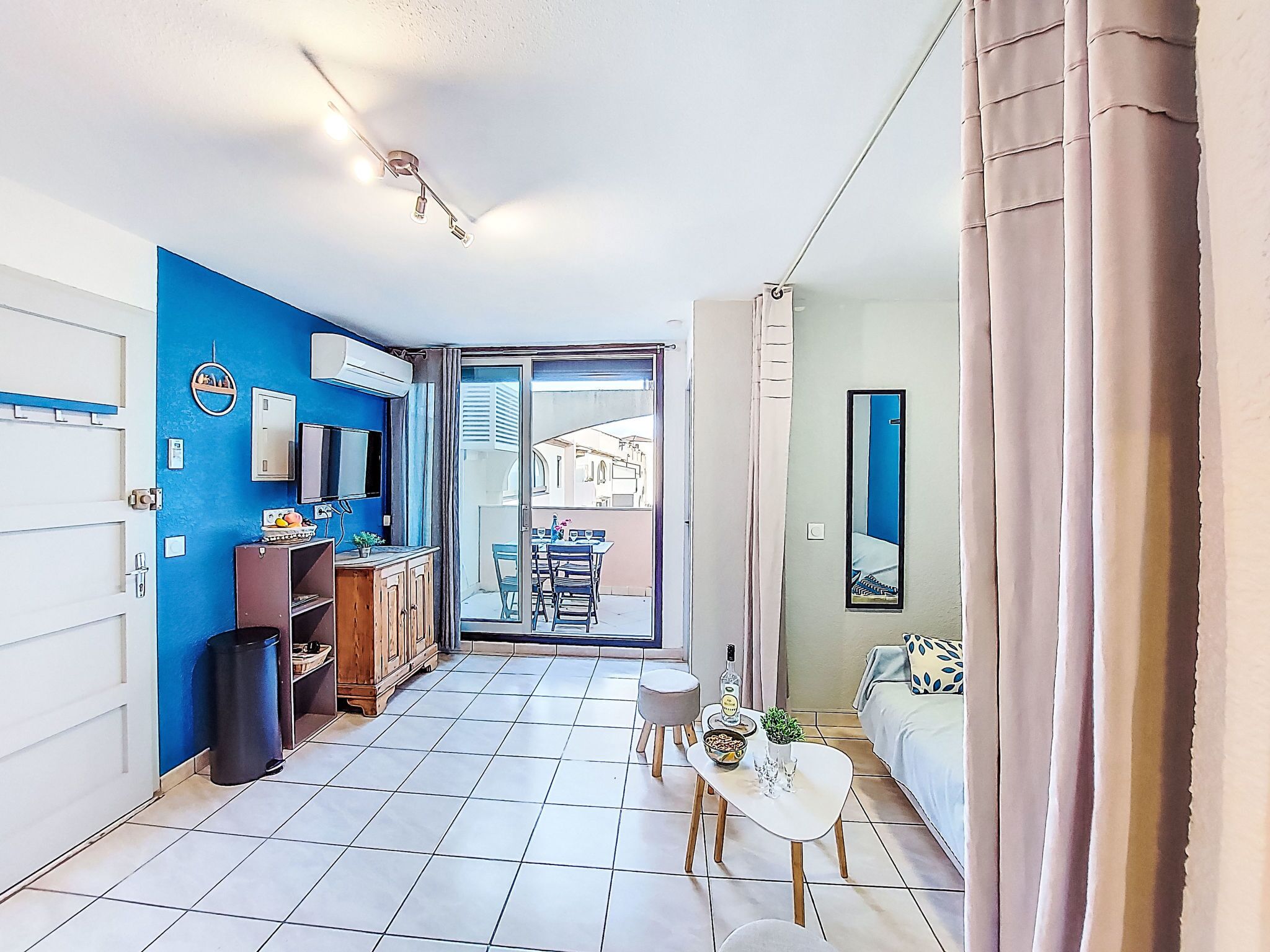 Un appartement moderne doté d’une cuisine, d’un coin repas et d’un balcon.