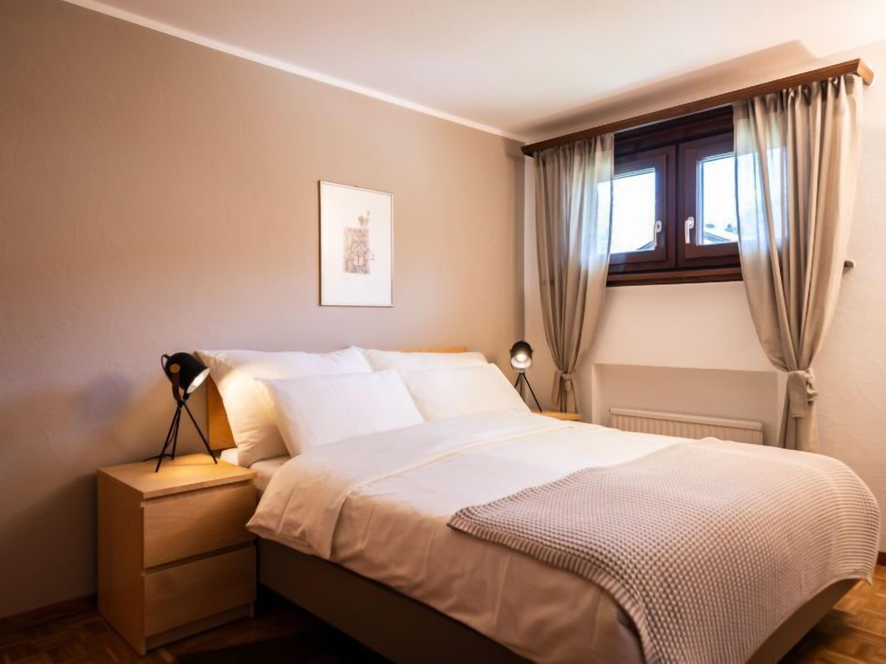 2 bedrooms, desk, iron/ironing board, WiFi