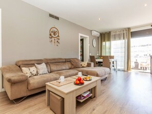 Una sala moderna con un sofá, una mesa de centro y una decoración con un atrapasueños.
