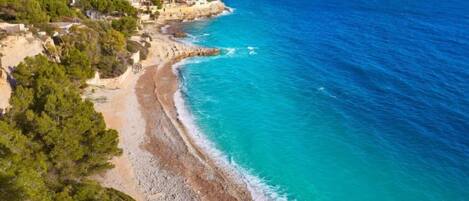 Una spiaggia nelle vicinanze