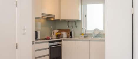 Kühlschrank, Mikrowelle, Geschirrspüler, Toaster