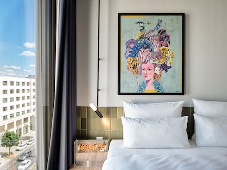 Urban View | In-room safe, soundproofing, free WiFi, bed sheets. URBAN LOFT Berlin