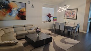 Smart TV, libri, monitor per computer