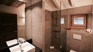 Hair dryer, towels, soap, shampoo - Chalet Keshi Collection Perles (BOLQUERE)