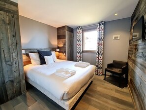 2 habitaciones, tabla de planchar con plancha y cuna de viaje