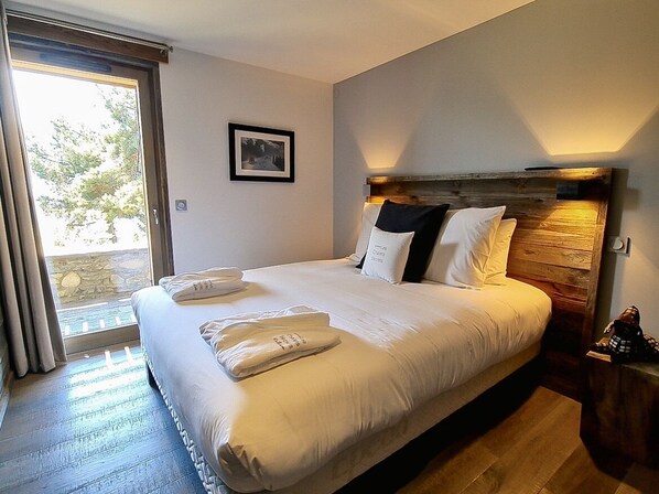2 habitaciones, tabla de planchar con plancha y cuna de viaje