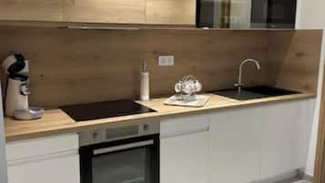Frigorífico, microondas, horno y placa de cocina