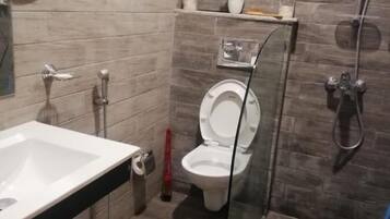 Deluxe Cottage | Bathroom | Free toiletries, bathrobes, slippers