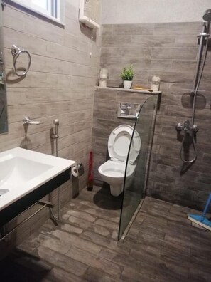 华丽村舍 | 浴室 | 免费洗浴用品、浴袍、拖鞋