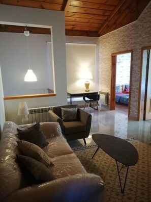 Deluxe Cottage | Living area | 32-inch LED TV with cable channels, TV