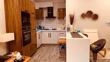 Deluxe Cottage | Private kitchen | Microwave, oven, electric kettle