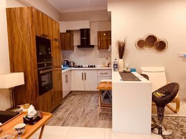 Deluxe Cottage | Private kitchen | Microwave, oven, electric kettle