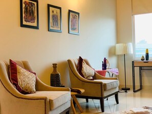 Casa de campo Deluxe | Zona de estar | Televisión LED de 32 pulgadas con canales por cable, una televisión