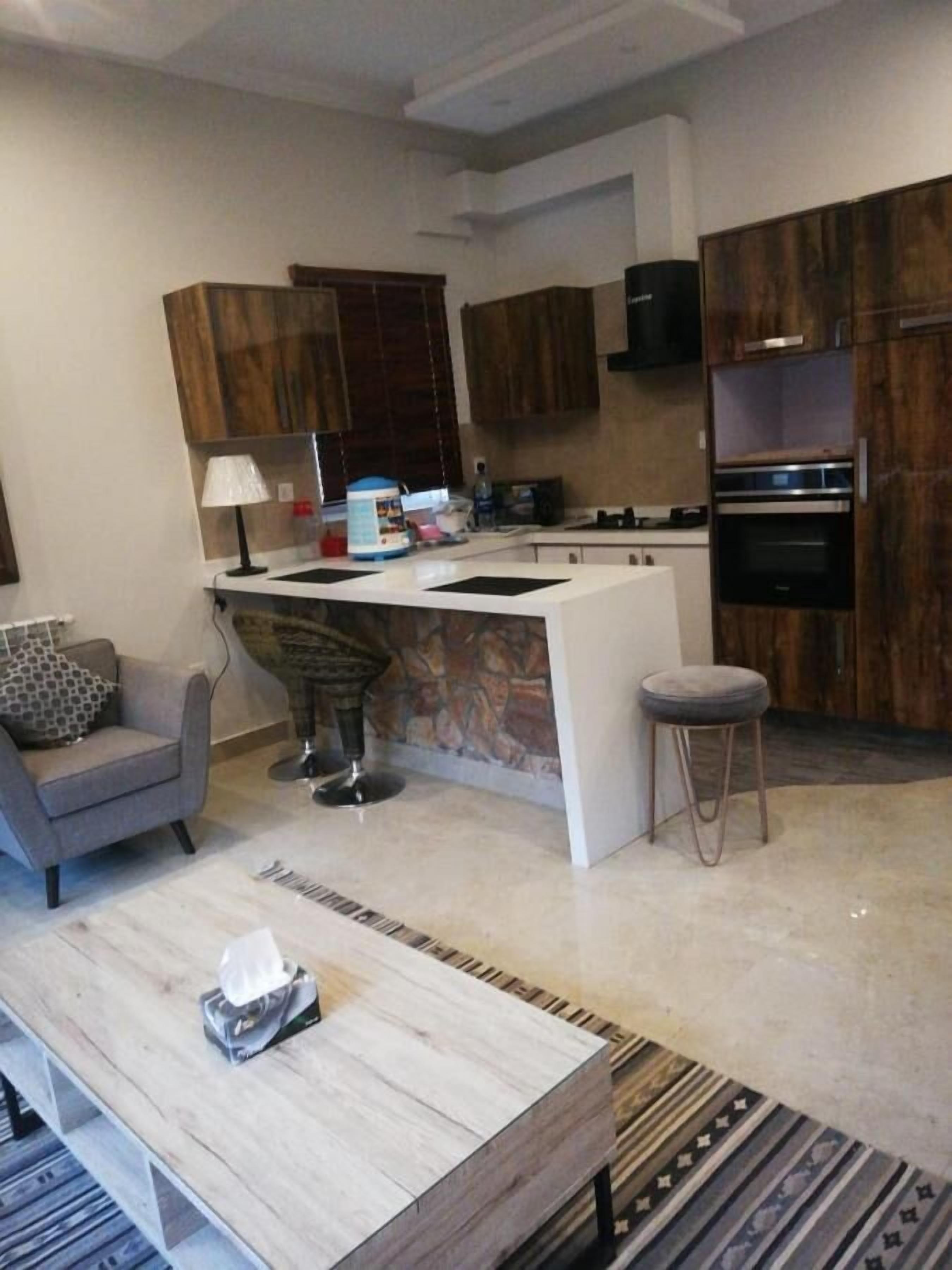 Deluxe Cottage | Private kitchen | Microwave, oven, electric kettle