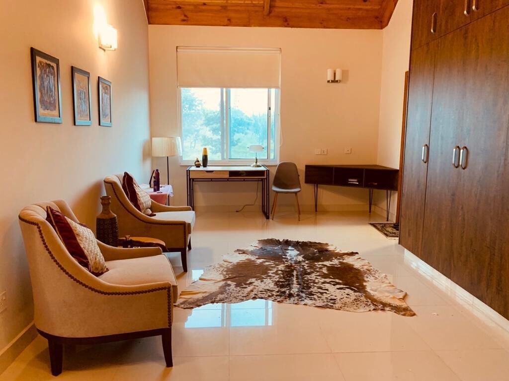 Deluxe Cottage | Living area | 32-inch LED TV with cable channels, TV