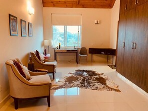 Deluxe cottage | Woonruimte | Een 32-inch ledtelevisie met kabelzenders en televisie