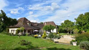 A traditional house with a garden, a patio, and a clear blue sky. - Luxury Villa in Dordogne with Pool & Privacy (Port-Sainte-Foy-et-Ponchapt)