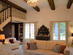 Télévision, cheminée, table de tennis de table