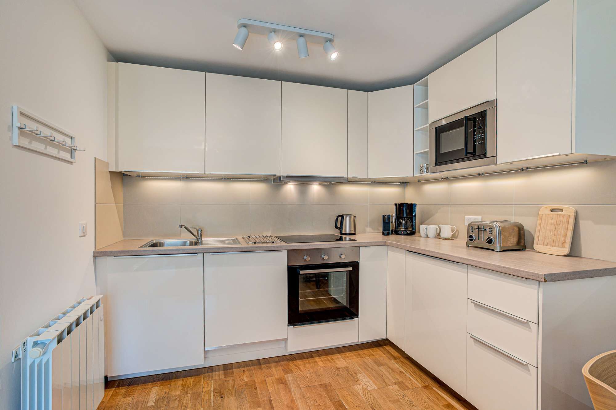 Kühlschrank, Mikrowelle, Ofen, Herdplatte