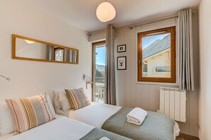 2 bedrooms, WiFi, bed sheets - Apartment Fermes du Montenvers B11- Alpes Travel - Central Chamonix (sleeps 4) (Chamonix-Mont-Blanc)