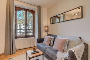 TV, DVD player - Apartment La Roseraie - Alpes Travel - Central Chamonix (sleeps 2-3) (Chamonix-Mont-Blanc)