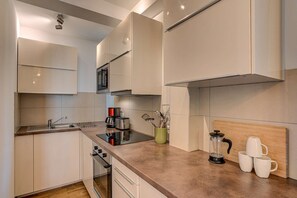 Réfrigérateur, micro-ondes, four, plaque de cuisson