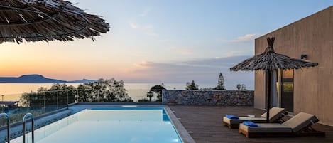 Piscine chauffée, chaises longues