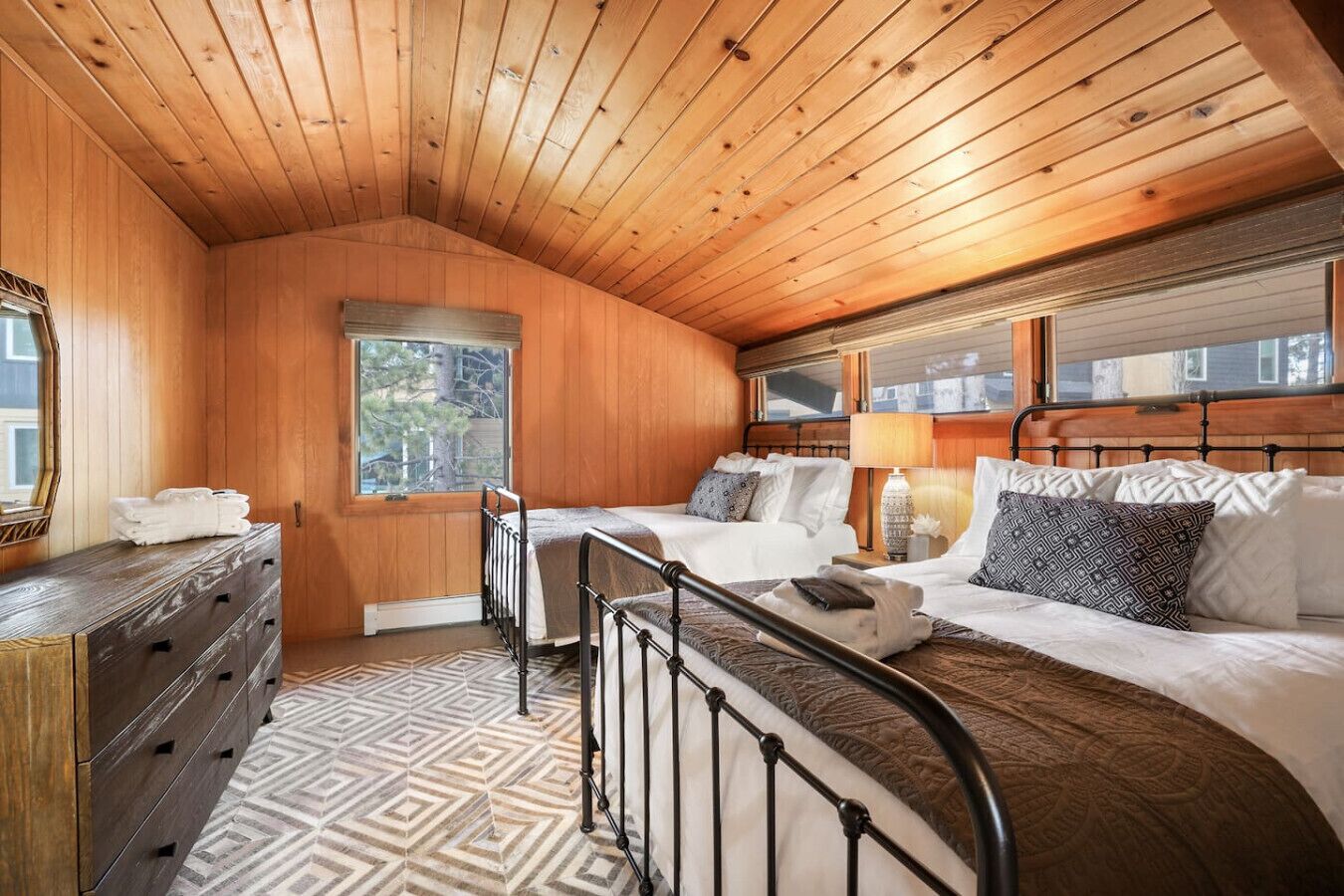 4 bedrooms, iron/ironing board, WiFi, bed sheets