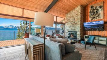 Una televisión, una chimenea