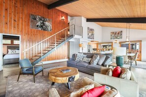 Una televisión, una chimenea