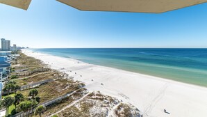Een strand met een helder uitzicht op de oceaan en een zandstrand.