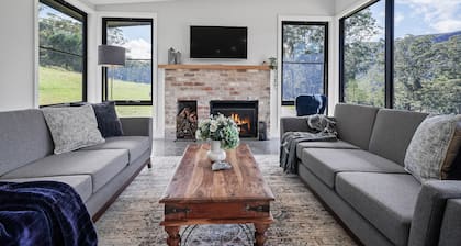 Eco-Luxe Villa on 146 acres in Kangaroo Valley-breathtaking views,wild swimming