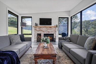 Eco-Luxe Villa on 146 acres in Kangaroo Valley-breathtaking views,wild swimming