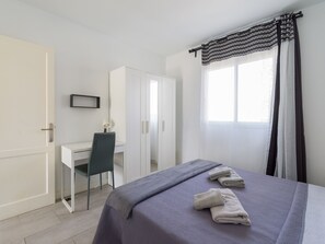 1 chambre, bureau, fer et planche à repasser, lit parapluie