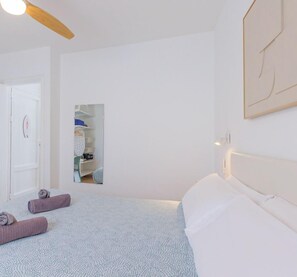 1 slaapkamer, een strijkplank/strijkijzer, reisbedje, gratis wifi